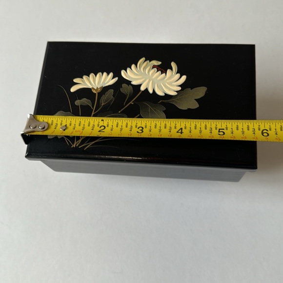 Black Japanese floral pattern lacquer musical jewelry box - Picture 9 of 10